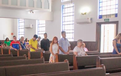 Foto dos fieis dentro da igreja em momento de oração
