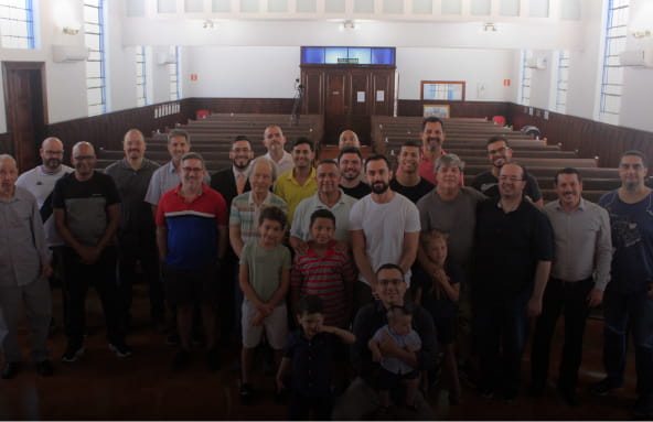 Grupo de homens sorrindo dentro da igreja